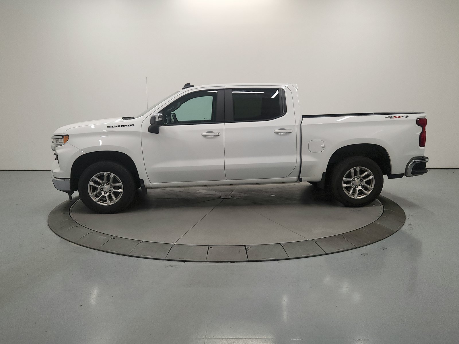 Used 2024 Chevrolet Silverado 1500 LT AWD/4WD image 5