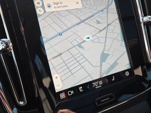 Certified 2025 Volvo XC40 B5 Plus image 27