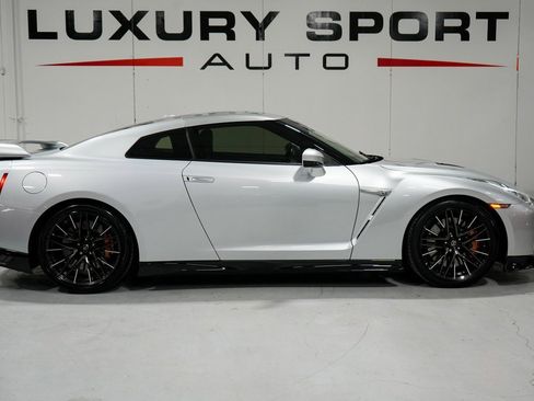 Used 2020 Nissan GT-R Premium image 7