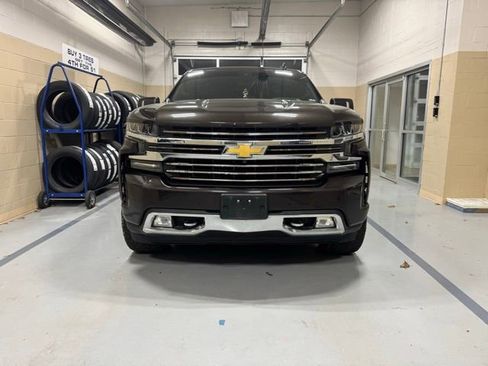 Used 2019 Chevrolet Silverado 1500 High Country w/ Technology Package image 3
