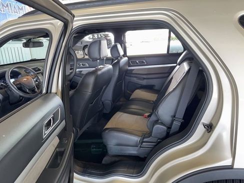 Used 2017 Ford Explorer XLT w/ Equipment Group 202A FWD image 3