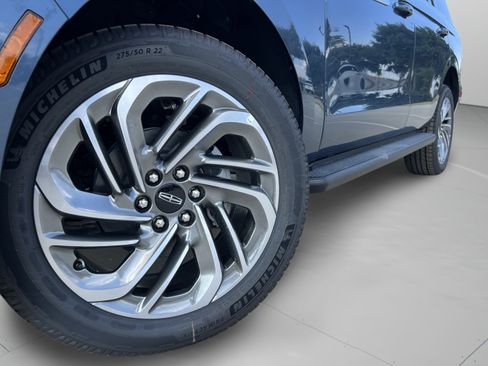 New 2027 Lincoln Navigator Premiere RWD image 31