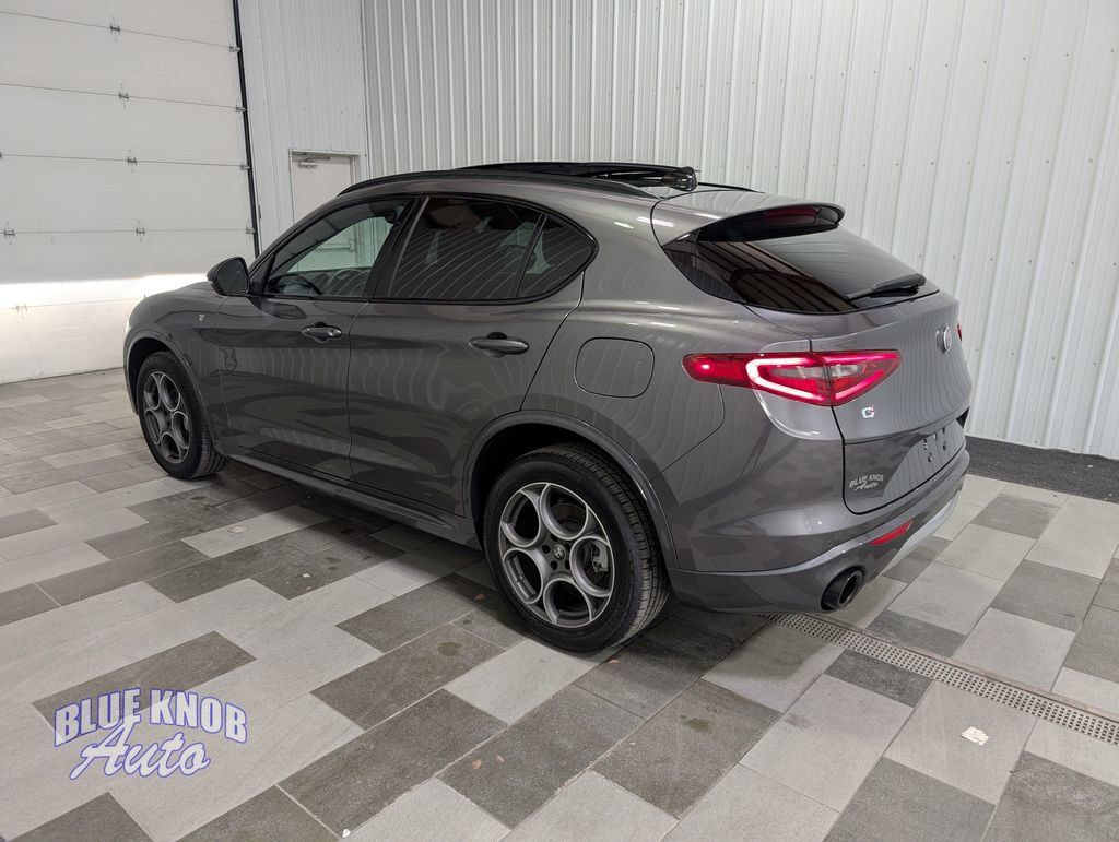 Used 2023 Alfa Romeo Stelvio Ti AWD/4WD image 2