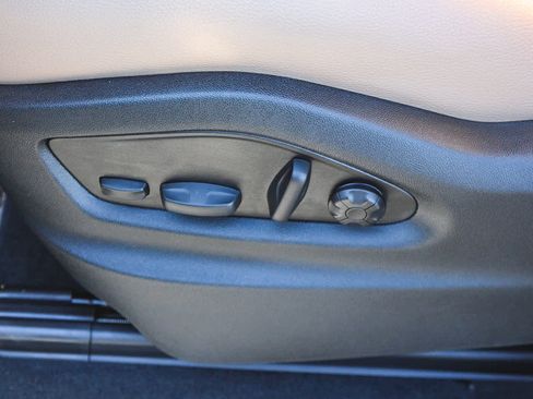 Used 2025 Porsche Cayenne image 21