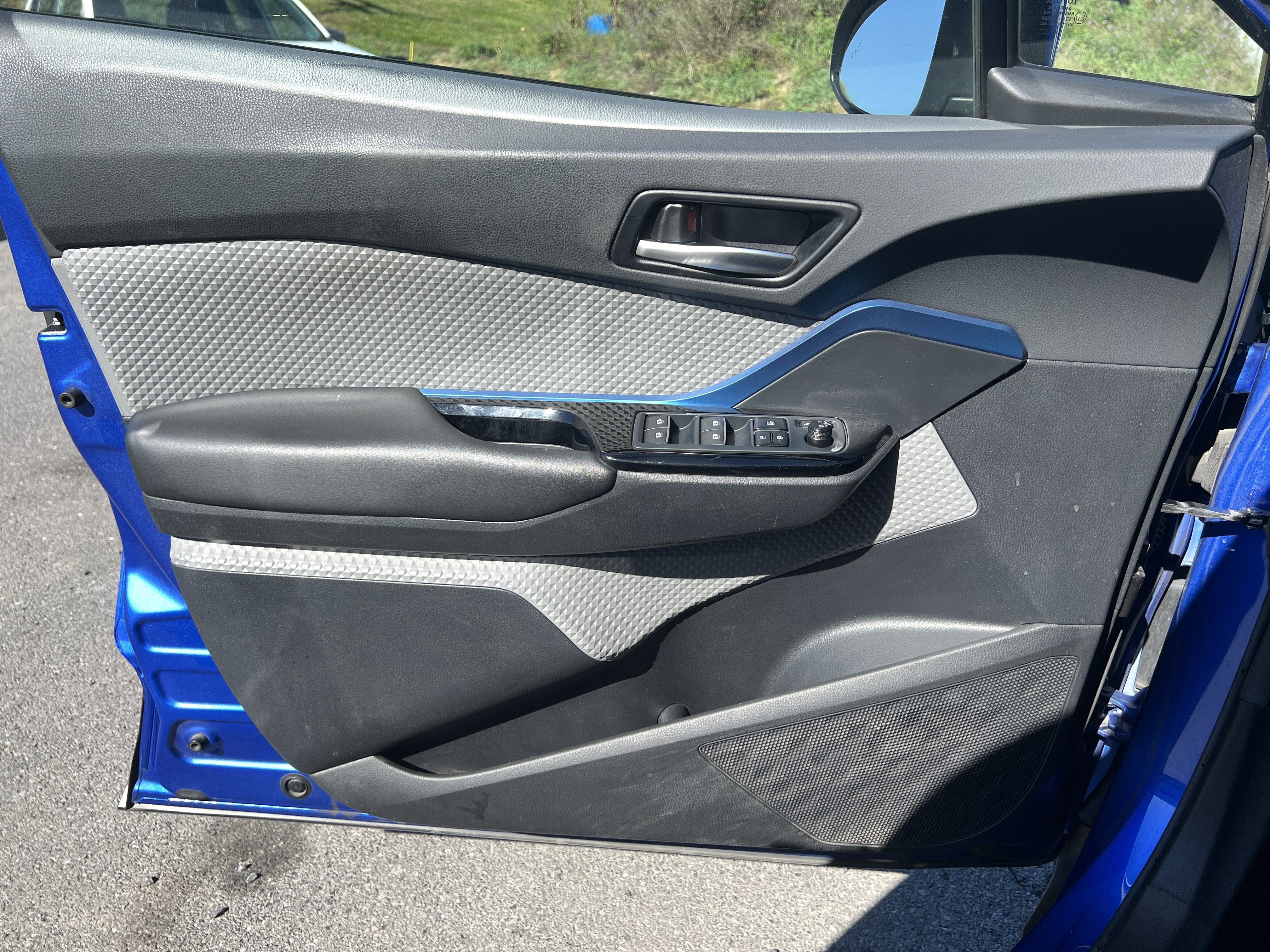 Used 2019 Toyota C-HR XLE FWD image 15