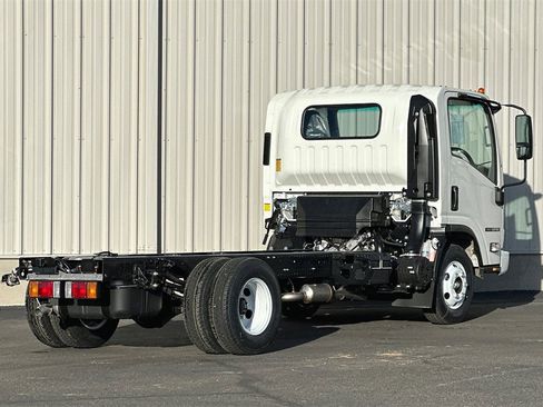 Used 2024 Isuzu NPR image 5