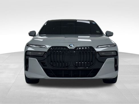Used 2023 BMW 760i xDrive w/ Executive Package image 2