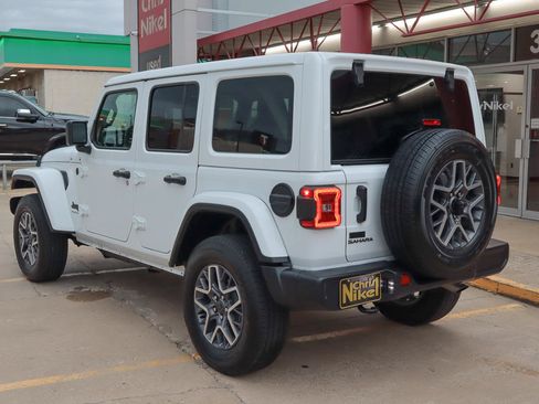 Used 2026 Jeep Wrangler Unlimited Sahara AWD/4WD image 6