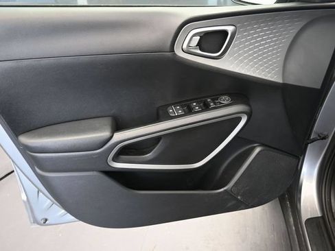 Used 2025 Kia Soul LX w/ LX Technology Package FWD image 15
