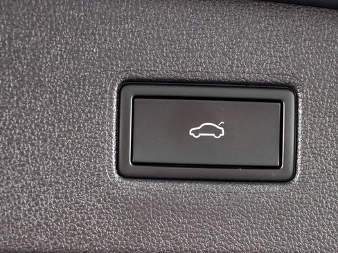 Used 2023 Volkswagen Tiguan SE FWD image 32