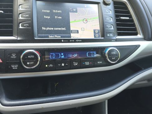 Used 2017 Toyota Highlander XLE FWD image 18