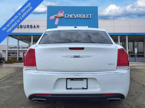 Used 2017 Chrysler 300 Touring w/ Value Package image 5