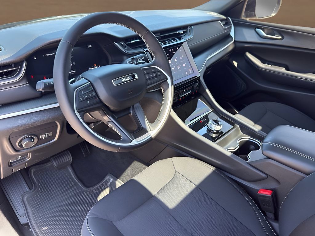 Used 2024 Jeep Grand Cherokee L Laredo AWD/4WD image 7
