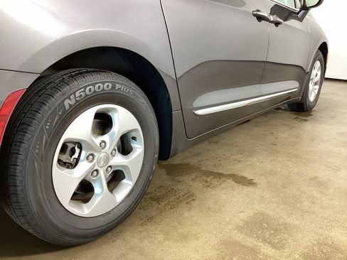Used 2017 Chrysler Pacifica Touring-L Plus FWD image 9