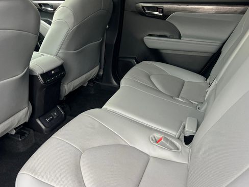 Used 2024 Toyota Highlander LE image 12