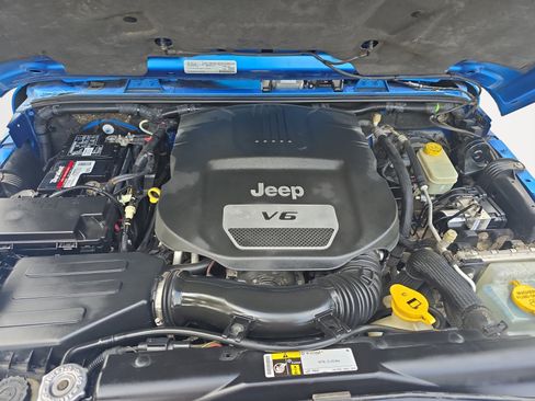 Used 2015 Jeep Wrangler Unlimited Sahara w/ Connectivity Group AWD/4WD image 23