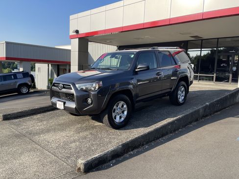 Certified 2021 Toyota 4Runner SR5 AWD/4WD image 4