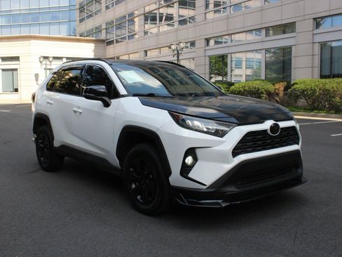 Used 2020 Toyota RAV4 LE FWD image 1