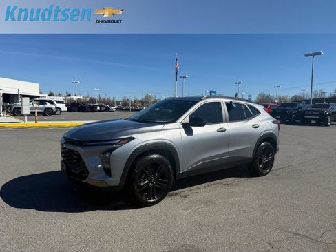 Used 2025 Chevrolet Trax ACTIV w/ Driver Confidence Package image 3