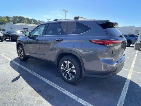 Used 2021 Toyota Highlander XLE image 11