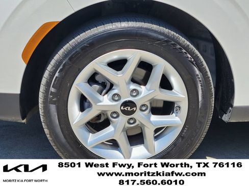 Certified 2025 Kia Soul LX w/ LX Technology Package FWD image 9