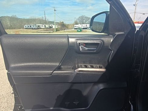 Used 2019 Toyota Tacoma TRD Sport image 16