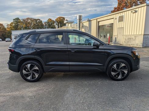 New 2026 Volkswagen Taos SE image 3