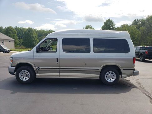 Used 2011 Ford E-150 and Econoline 150 w/ Premium Van Group RWD image 9