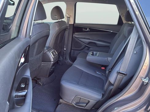 Used 2019 Kia Sorento S image 16