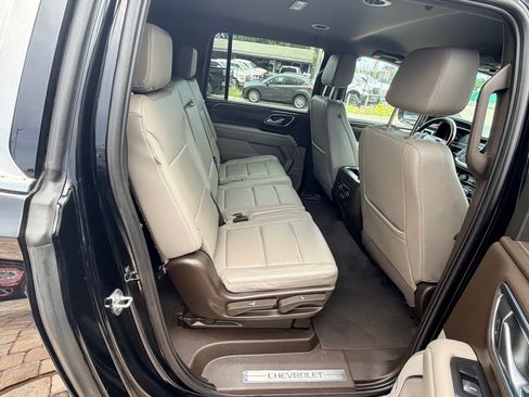 Used 2023 Chevrolet Suburban LT RWD image 17