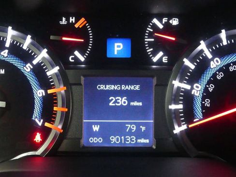Used 2018 Toyota 4Runner TRD Off-Road Premium AWD/4WD image 32