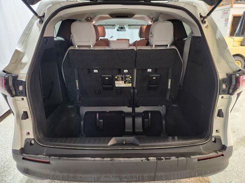 Used 2025 Toyota Sienna LE image 28