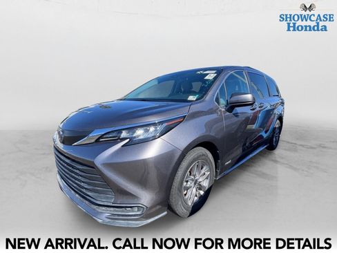 Used 2021 Toyota Sienna LE FWD image 2