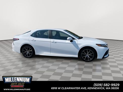 Used 2023 Toyota Camry SE image 1