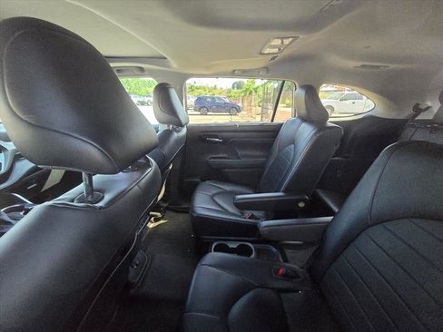 Used 2021 Toyota Highlander XLE AWD/4WD image 5