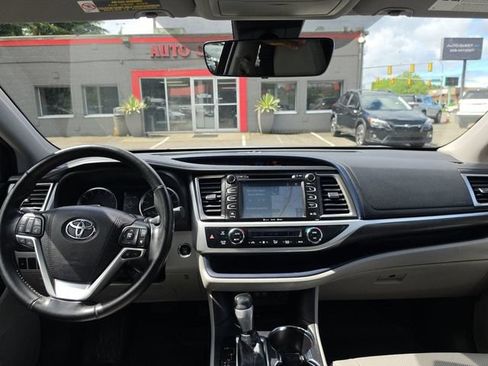 Used 2018 Toyota Highlander Limited FWD image 28