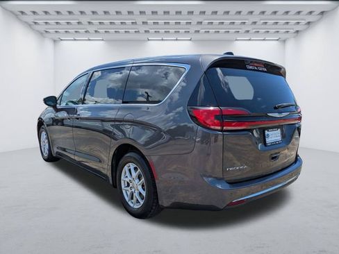 Used 2023 Chrysler Pacifica Touring-L FWD image 6