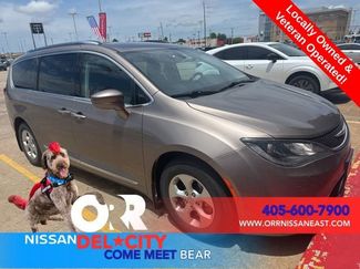 Used 2017 Chrysler Pacifica Touring-L Plus FWD video 2