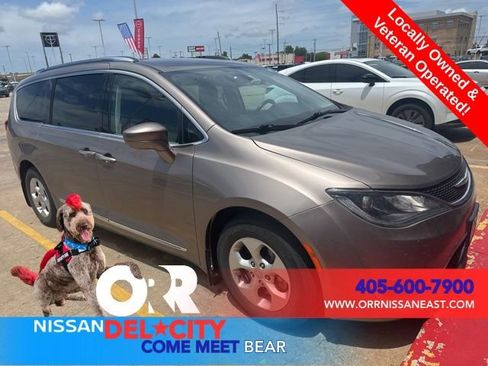 Used 2017 Chrysler Pacifica Touring-L Plus FWD image 2