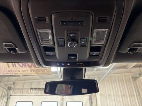 Used 2021 GMC Yukon SLT w/ SLT Premium Package image 16