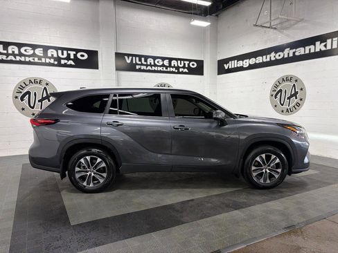 Used 2025 Toyota Highlander XLE image 2