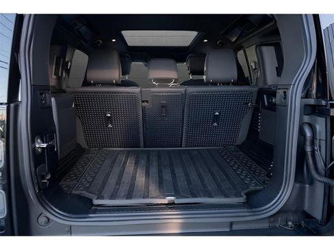 Used 2023 Land Rover Defender 110 V8 image 39