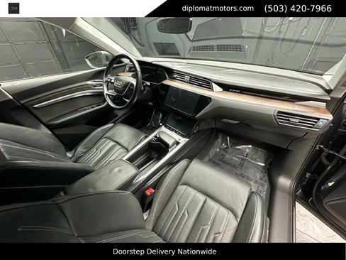 Used 2019 Audi e-tron Prestige w/ Prestige Package image 19