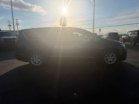 Used 2023 Chrysler Pacifica Touring-L FWD image 8