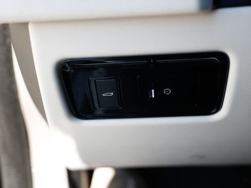 Used 2017 Jaguar XF Prestige image 48