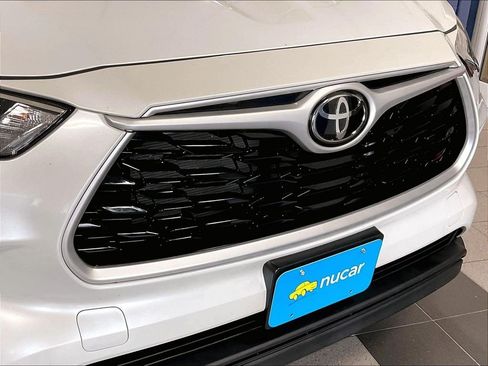 Used 2022 Toyota Highlander LE AWD/4WD image 31