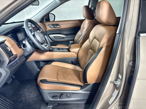 Used 2025 Nissan Pathfinder Platinum w/ Cargo Package FWD image 13