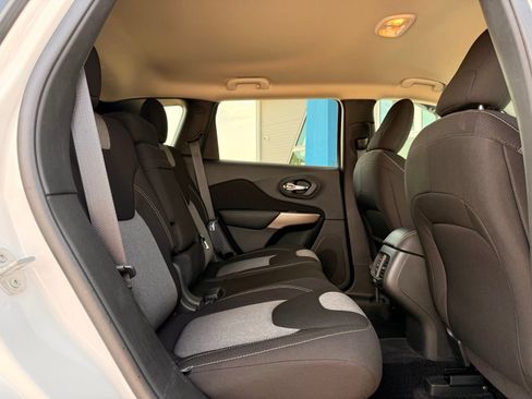 Used 2018 Jeep Cherokee Latitude w/ Safety Group AWD/4WD image 19