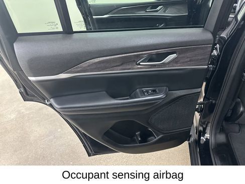 Used 2023 Jeep Grand Cherokee Limited w/ Black Appearance Package image 32