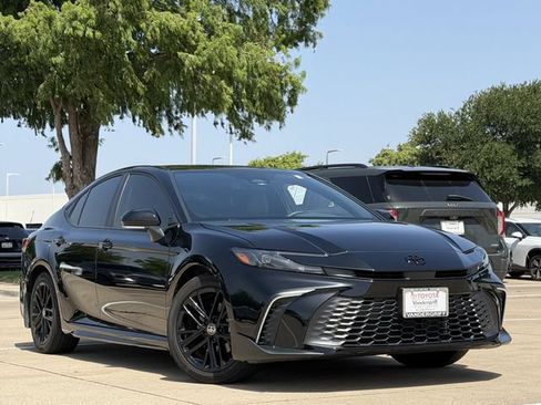 Used 2025 Toyota Camry SE w/ Convenience Package FWD image 2
